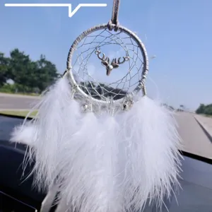Weißer Feder Traumfänger Auto Anhänger mit goldenem Hirschkopf für den Rückspiegel.