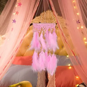 Rosa Feder Traumfaenger Haengende Dekoration mit Spitze und Lichterkette fuer Schlafzimmer.