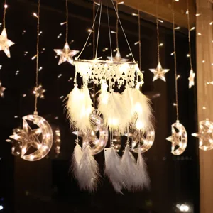 Detailansicht eines weißen Traumfängers aus Federn und Spitze mit warmen LED-Lichtern für Zimmer.