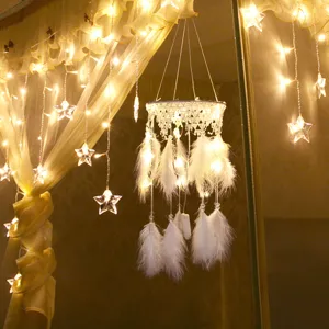 Handgemachter LED-Feder-Traumfänger Detailaufnahme mit Lichterkette für gemütliche Deko.