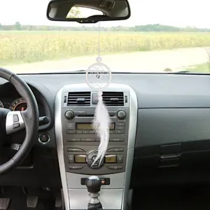 Weißer einringiger Feder-Traumfänger Auto-Hängeornament, schicke Innendekoration.