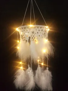 Weißer Feder-Traumfänger Detailansicht mit LED-Lichtern, leuchtende Spitzen-Fransen Hängedeko.