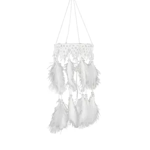 Weißer Federn Spitzen Traumfänger mit Lichterkette Detail, Boho Wandbehang Deko