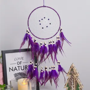 Modern paars veren dromenvanger hangend ornament voor stijlvolle wanddecoratie en woninginrichting.