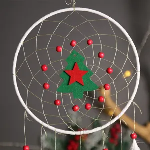 Kerst dromenvanger wanddecoratie met rode houten kralen en een schattig boomornament.