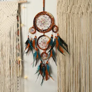 Handgemaakte geweven dromenvanger wandhang decoratie met veren voor bohemian huis.
