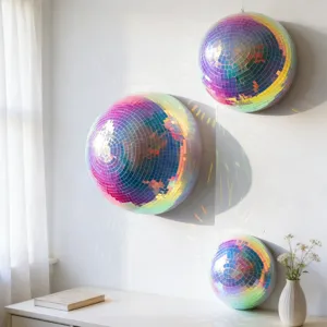 Iriserende discobal halve bol wanddecoratie met regenboog spiegelreflecties voor unieke art.