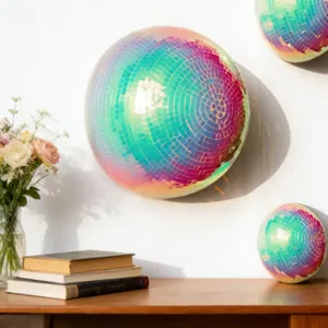 Vue détaillée de la décoration murale boule disco réfléchissante colorée pour fête et maison.