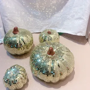 Gedetailleerd overzicht van gouden disco pompoen decoratie met reflecterende glazen spiegels.