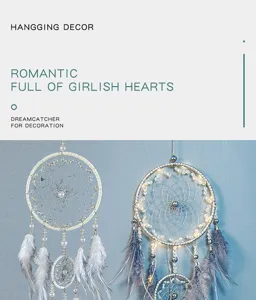Atrapasueños colgante de pared con plumas y luces LED para decoración de dormitorio.
