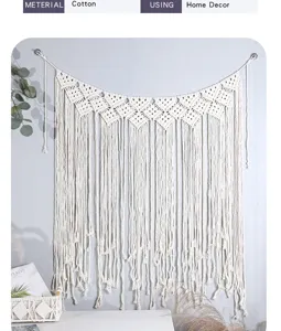 Detalle de tapiz colgante de pared de macramé de algodón boho, decoración tejida hogar.