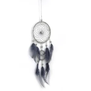 Grijze dromenvanger wanddecoratie met veren en kralen voor slaapkamer boho huisinrichting.