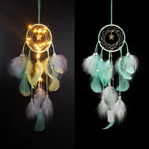 Attrape-rêves suspendu en plumes LED avec pendentif étoile pour décoration de chambre
