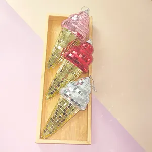 Vista dettagliata del set di ornamenti sospesi a sfera disco gelato per decorazioni.