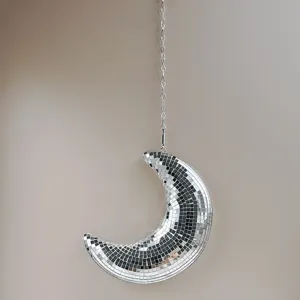 Detail de boule disco en croissant de lune, chaine de suspension argentee, decoration.
