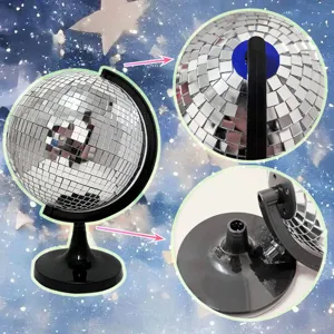 Vista detallada del globo terráqueo disco con azulejos de espejo y soporte negro.