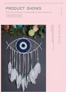 Vue rapprochée de l'attrape-rêves œil maléfique montrant des détails au crochet et plumes.