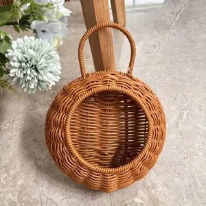 Panier suspendu rond en rotin tressé pour décoration murale, arrangement floral et rangement.