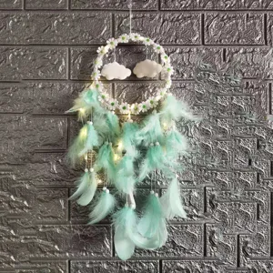 Attrape-reves avec lumieres, plumes vertes et marguerites, ideal pour deco maison et voiture.