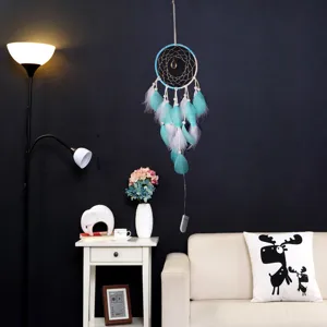 Attrape-rêves mural artisanal en plumes bleues avec guirlande lumineuse LED pour chambre.