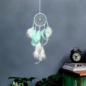 Attrape-rêves mural en plumes vert menthe avec lumières décoratives pour la chambre.