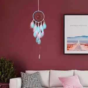 Attrape-rêves créatif en plumes avec guirlande lumineuse LED pour décoration murale de chambre.
