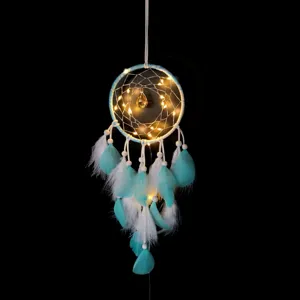 Vue détaillée du attrape-rêves fait main avec plumes bleues et guirlande lumineuse LED.
