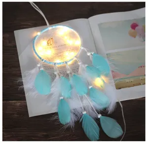 Détail de l'attrape-rêves LED bleu, parfait pour la décoration de la chambre et l'éclairage.