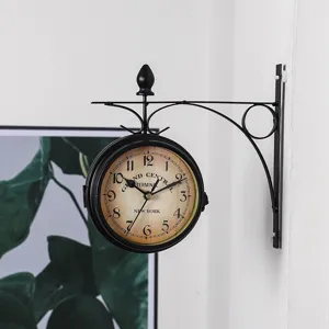 Detalle reloj de pared doble cara vintage, reloj soporte hierro negro retro decoración.