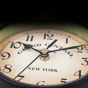Detalle de la esfera del reloj de pared vintage, agujas negras y números arábigos.