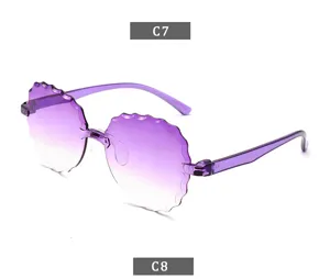 Frameloze verloop paarse bloem zonnebril, trendy gelei transparante mode brillen voor dames.