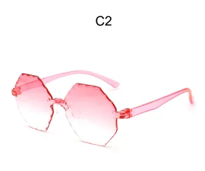 Detalle de gafas de sol jelly sin montura rosa degradado, diseño de olas en tendencia.