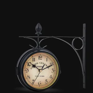 Vista detallada del reloj de pared de doble cara vintage con soporte de hierro negro y esfera retro.