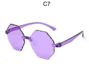 Gafas de sol de moda moradas sin montura poligonal ondulada para mujer en la playa