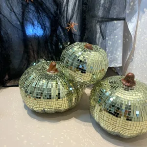 Retro gouden disco pompoen decoratie, reflecterende glazen spiegelmozaïek, Halloween tafelornament.