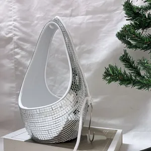 Gedetailleerd uitzicht van de disco-bal hangende bloempot met reflecterende glazen spiegeltegels.