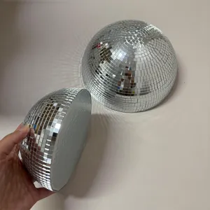 Gedetailleerd overzicht van de zilveren spiegel disco halve bal voor feest en decoratie.