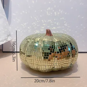 Gedetailleerd overzicht van het gouden discopompoenornament met reflecterend glasoppervlak.