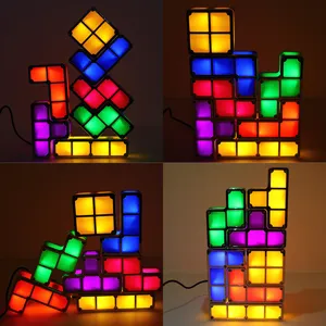 Vista dettagliata dei blocchi di luce notturna LED Tetris colorati e interbloccati in varie forme.