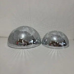 Close-up van zilveren disco spiegel halve bollen voor feest bruiloft decoratie details.
