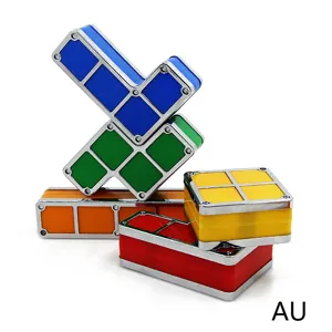 Primo piano dettagliato della lampada notturna Tetris colorata ad incastro con bordi in metallo.