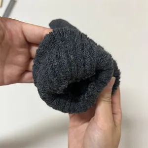 Mitaines d'hiver tricotées en gris foncé, double couche épaisse pour un confort optimal.