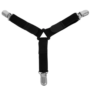 Dettaglio ravvicinato della cinghia elastica regolabile per lenzuola con robuste clip metalliche.