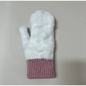 Gros plan de la mitaine d'hiver tricotée, texture polaire douce et poignet côtelé rose.