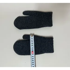 Mitaines tricotées d'hiver gris foncé épaisses chaudes unies gants de protection pair