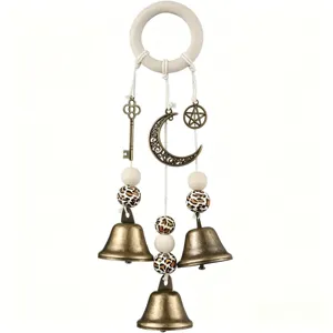 Decoración colgante de campanas de bruja retro con campanas de latón y luna para el hogar.