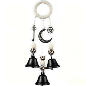 Decoración de puerta de campanas de bruja vintage con dijes de luna pentagrama y campanas.