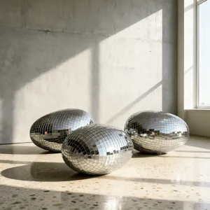 Detailansicht von eiförmigen Disco Spiegelkugeln mit Reflexionen im modernen Raum.