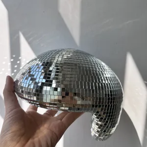 Close-up van de disco spiegel smeltende bal, met reflecterende mozaïek glasdetails.