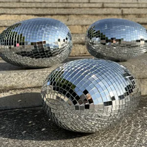 Nahaufnahme von reflektierenden Diskokugeln in Eierform, ideal als Party-Dekoration.